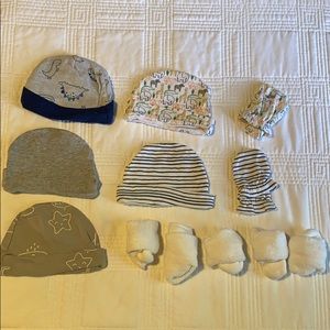 Newborn hats / mittens / socks